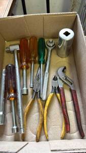 lot 3024 image: Impact wrench, nut drivers and pliers