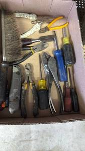 lot 3038 image: Pliers, chisel, screwdrivers and more
