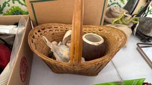 lot 3061 image: Seashells with basket