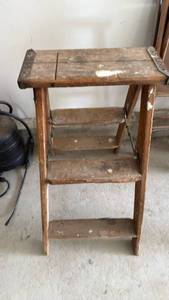lot 3071 image: 2 ft step ladder