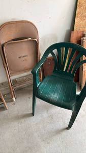 lot 3072 image: 2 folding chairs and green plastic chair