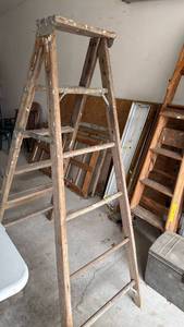 lot 3074 image: Wood ladder 6 ft