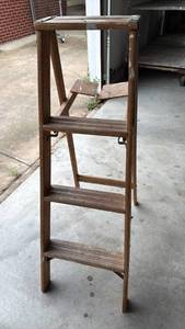 lot 3075 image: Wood ladder 4 ft