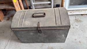 lot 3078 image: Metal trunk 14x32x13