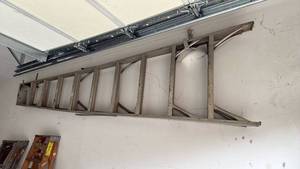lot 3080 image: 10ft aluminum ladder buyer to get down