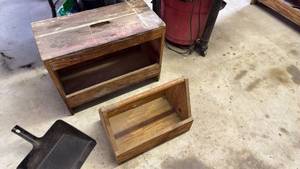 lot 3084 image: Wood bench with tool storage, wood carrying box and dust pan 18x24x12