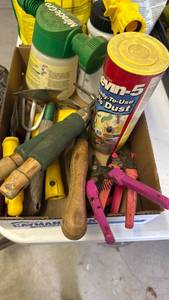 lot 3086 image: Gardening tool, spray bottles and Sevin-5