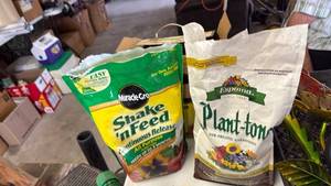 lot 3087 image: Miracle Gro plant food and Espoma Plant-tone