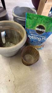 lot 3094 image: Flower pot, buckets and Miracle Gro potting mix unopened