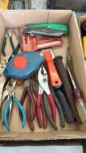 lot 3209 image: Pliers, chisel, putty knife, box knife and chalk line marker