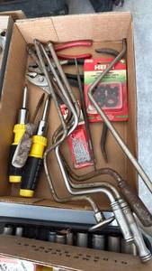 lot 3221 image: Screwdrivers, pliers and speed handles