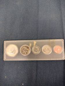 lot 61498 image: 1969 5-coin U.S. Proof Set in Whitman Holder