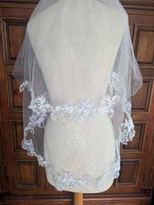 lot 1134 image: Embroidered Lace Wedding Veil with Hair Comb