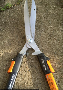 lot 44319 image: Fiskars Power-Lever Extendable Hedge Shears Garden Tool - Retail $37