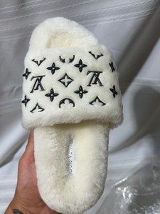 lot 25135 image: LVL 5 Replica Louis Vuitton Shearling slippers