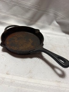 lot 26726 image: Pioneer Women Cast Iron Pans