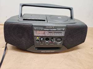 lot 26 image: Sony CFD V15 Mega Bass Port