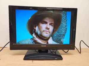 lot 51 image: Toshiba 19SL410U 19-Inch LCD TV
