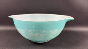 Pyrex Turquoise Butterprint Cinderella 1.5 quart Mixing Bowl