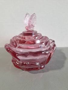 lot 103 image: Fenton Glass Pink Rose Flower Candy Dish With Butterfy Lid 5 38