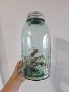 lot 124 image: Atlas Strong Shoulder Mason Jar Half Gallon with Zinc Lid