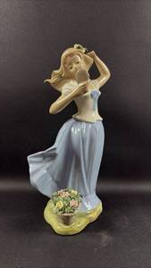 lot 23 image: Tengra Lladro Style 11 inch Porcelain Figurine Woman with Mirror and Flowers