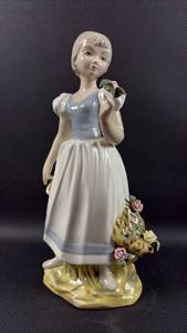 lot 24 image: Tengra Lladro Style 11 inch Porcelain Figurine Young Woman with Basket and Flowers