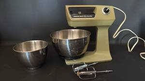 lot 31 image: Hamilton Beach Scovill Deluxe Stand Mixer with (2) Stainless Steel Bowls and One Set of Beaters. Powers Up