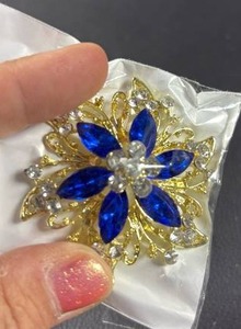 lot 159 image: NIP Gold-Tone Blue Crystal Flower Brooch Pin