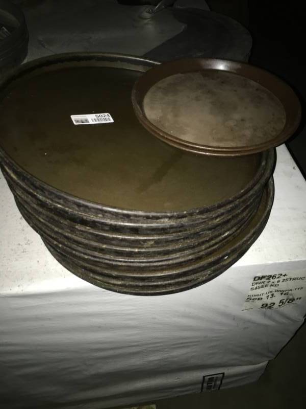lot 5024 image: Lot of Pizza Pans