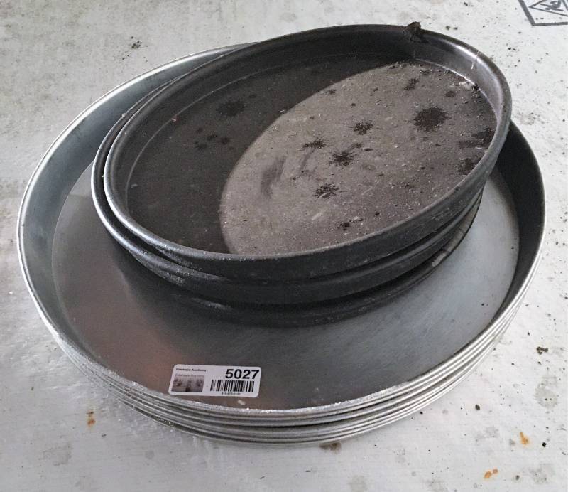 lot 5027 image: Lot of Pizza Pans - Some NEW Some Used