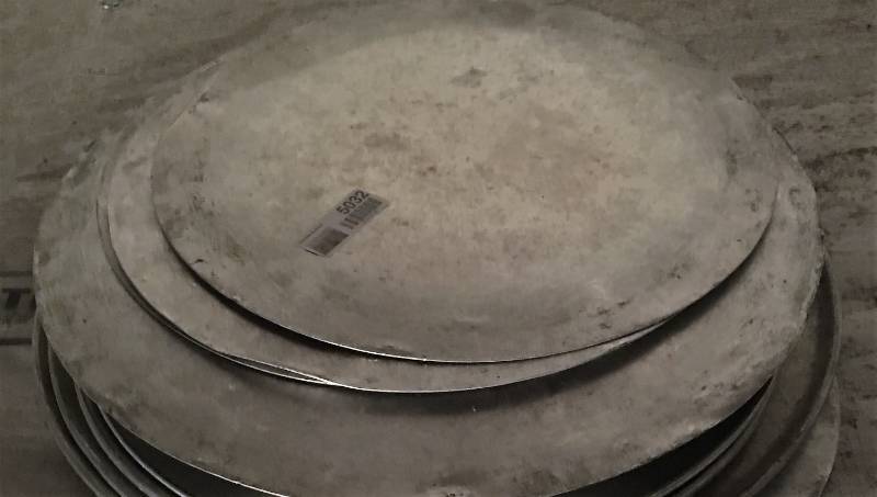 lot 5032 image: Lot of Pizza Pans - Some NEW Some Used
