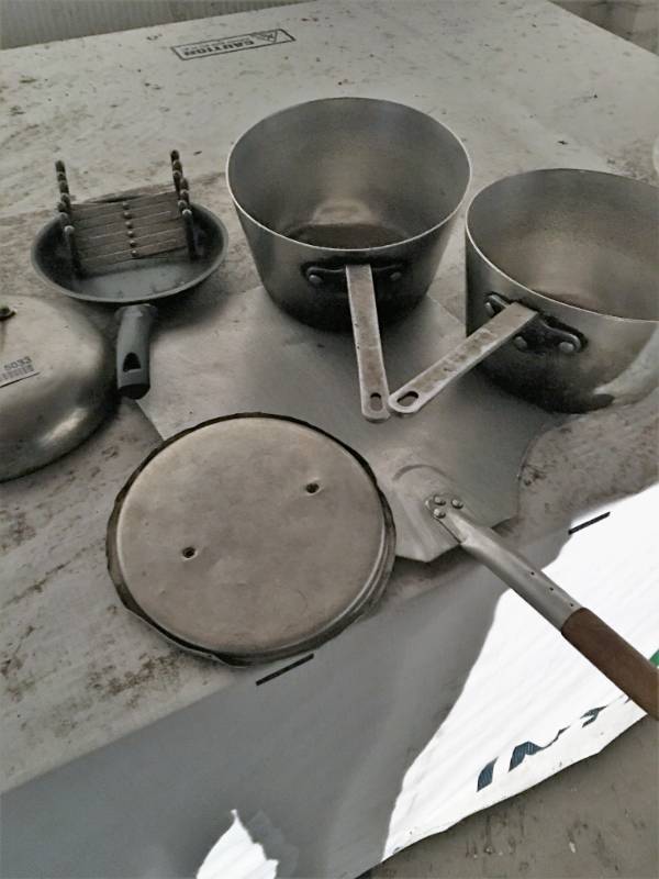 lot 5033 image: Lot of Pots  Lids and Pizza Spatula