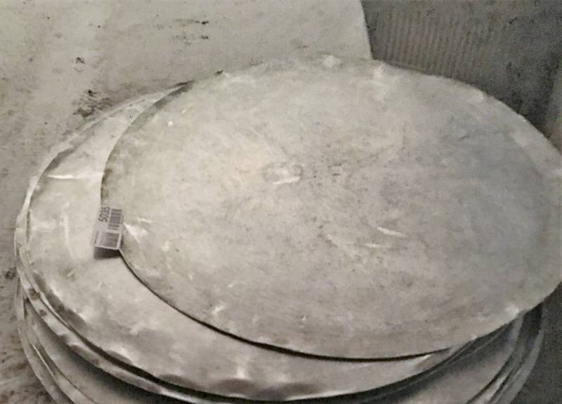 lot 5035 image: Lot of Pizza Pans - Some NEW Some Used