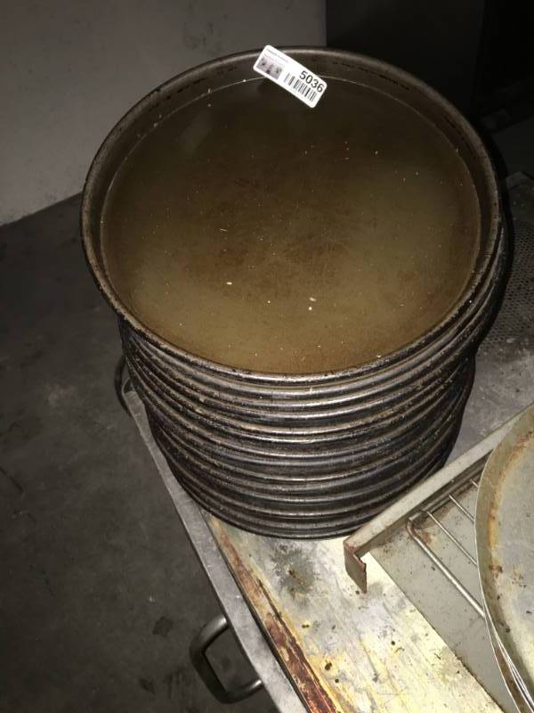 lot 5036 image: Lot of Pizza Pans