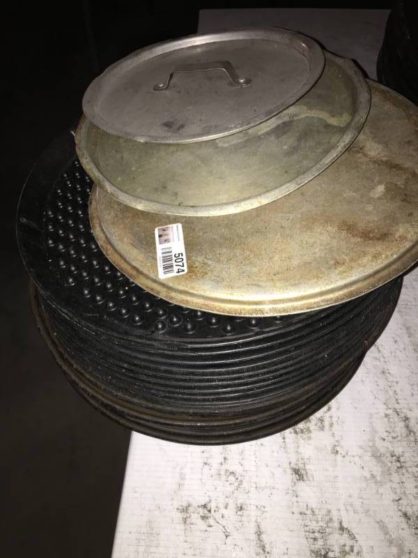lot 5074 image: Lot of Pizza Pans