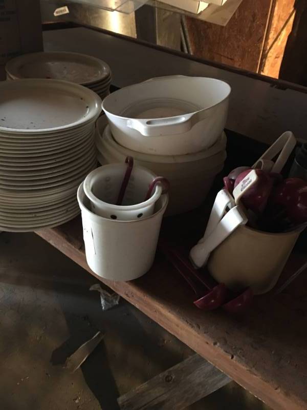 lot 5085 image: Lot of Plates, Strainer and Utensils