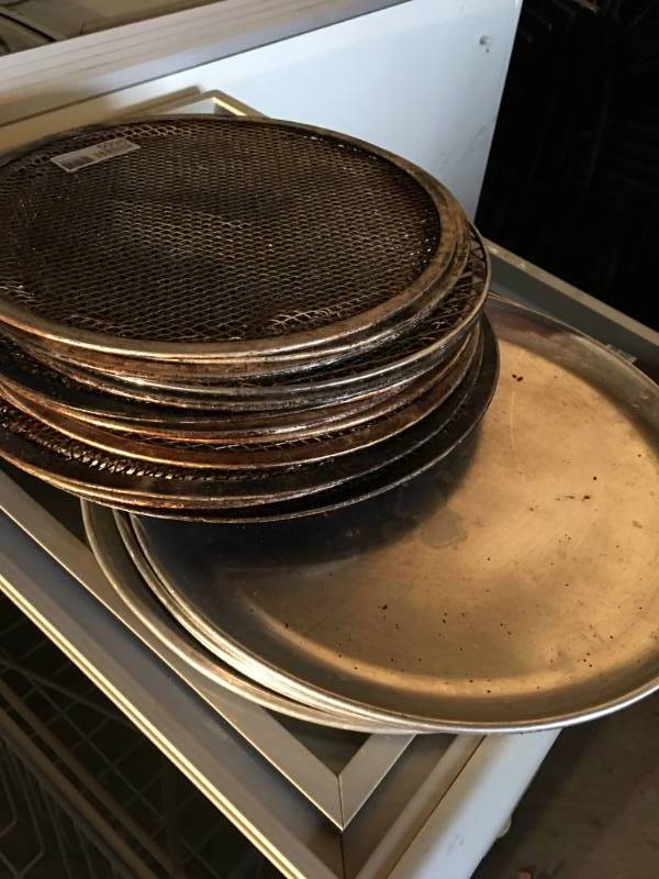 lot 5098 image: Lot of Pizza Pans