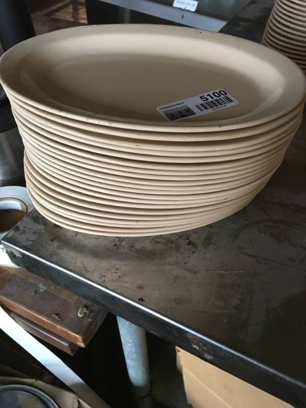 lot 5100 image: Lot of Oval Plates
