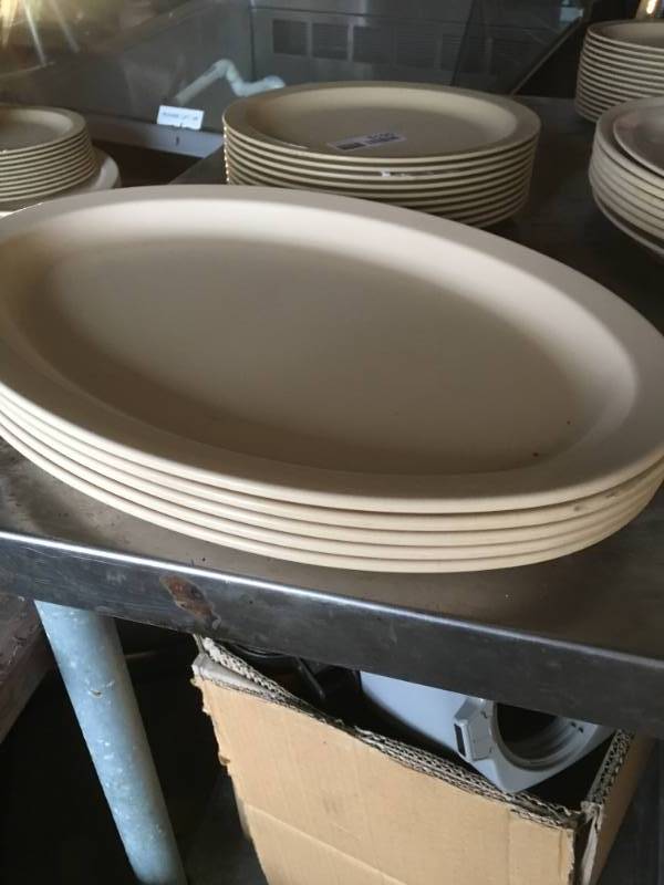 lot 5105 image: Lot of Round and Oval Plates  Platters