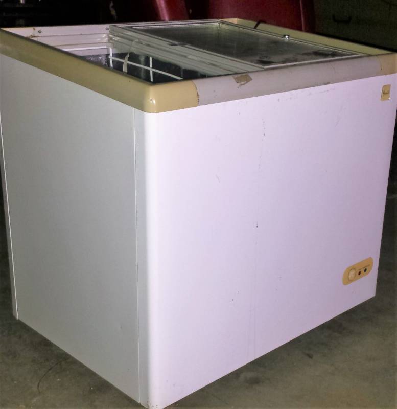lot 5047 image: Avanti Commercial Chest Freezer Model CF211G Freestanding