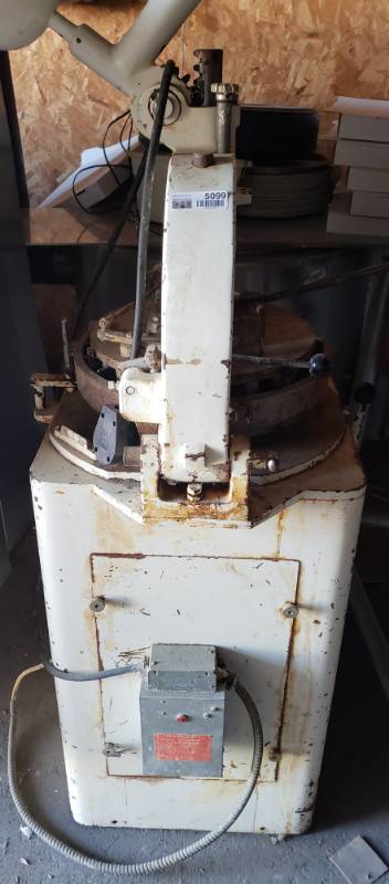 lot 5099 image: Bun and Roll DividerRounder, Cast Iron