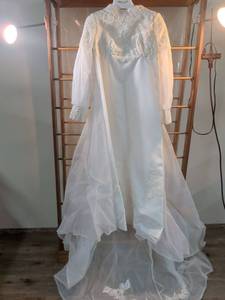 lot 16 image: White Lace Bodice Wedding Gown with Sheer Train