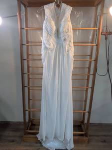 lot 24 image: White Chiffon Lace Applique Bridal Gown
