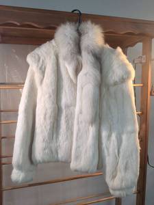 lot 31 image: Wilsons Suede & Leather White Fur Jacket with Fox Collar