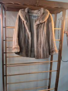 lot 35 image: Lewins Mink Fur Stroller Jacket