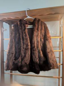 lot 38 image: Brown Fur Stole Cape by Stern Bros Fur Co. Wichita