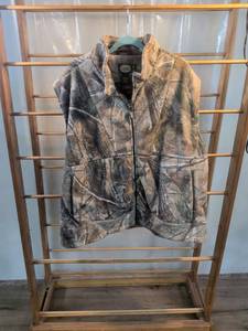 lot 68 image: Cabelas Camo Fleece Vest 3XL Regular