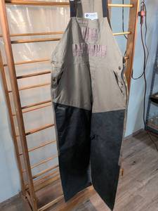 lot 75 image: Columbia Sportswear Mens XL Hunting Bibs with Briarshun Overlay