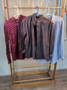 lot 82 image: Lot of 3 Mens Long Sleeve Button-Up Shirts - Classic Elements & Express Design Studio Size Large